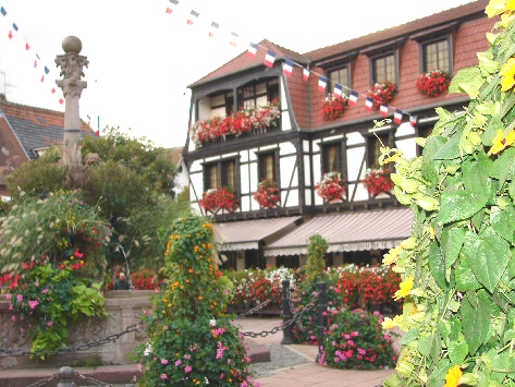 La place de la fontaine  MUTZIG - Photo BERTHEVILLE